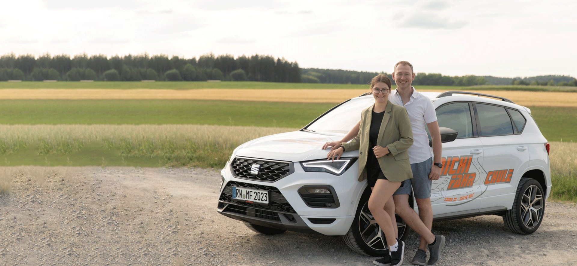 weißes Auto mit zwei Personen