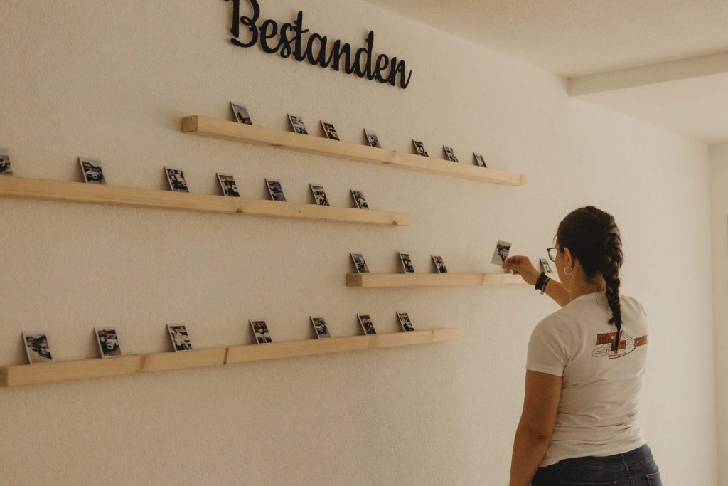 Paar neben Auto auf Feld